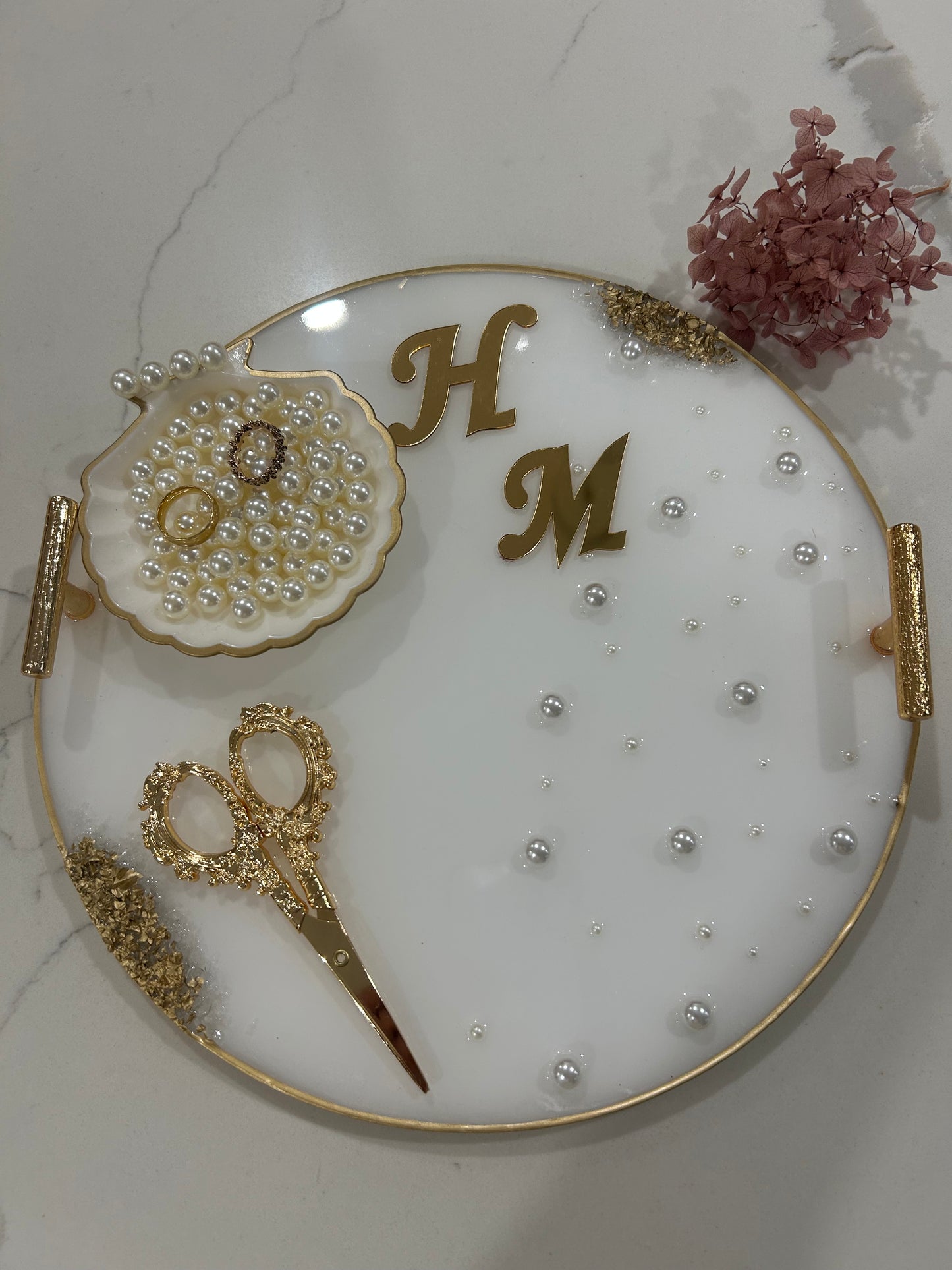 Round pearl engagement tray