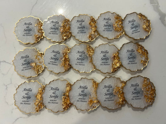 Engagement magnets